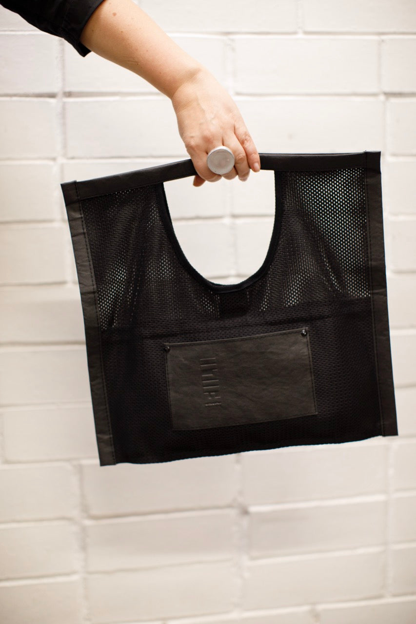Fiilii accessories kvadrātveida clutch somina rokās turot rokturi