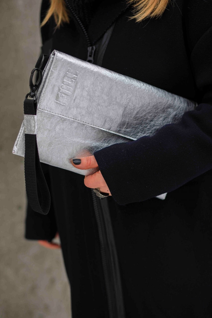 Fiilii accessories sudraba clutch somina rokās