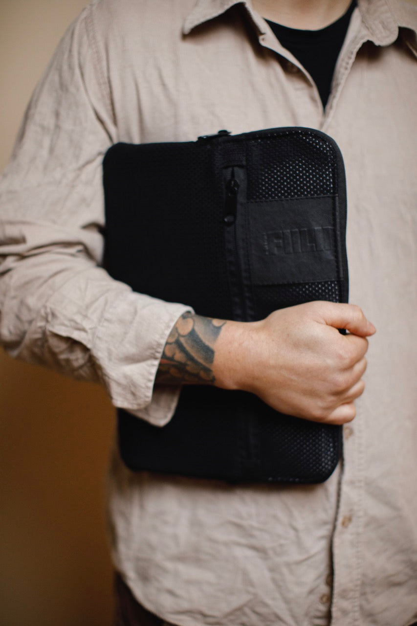 Fiilii accessories datormaks rokās