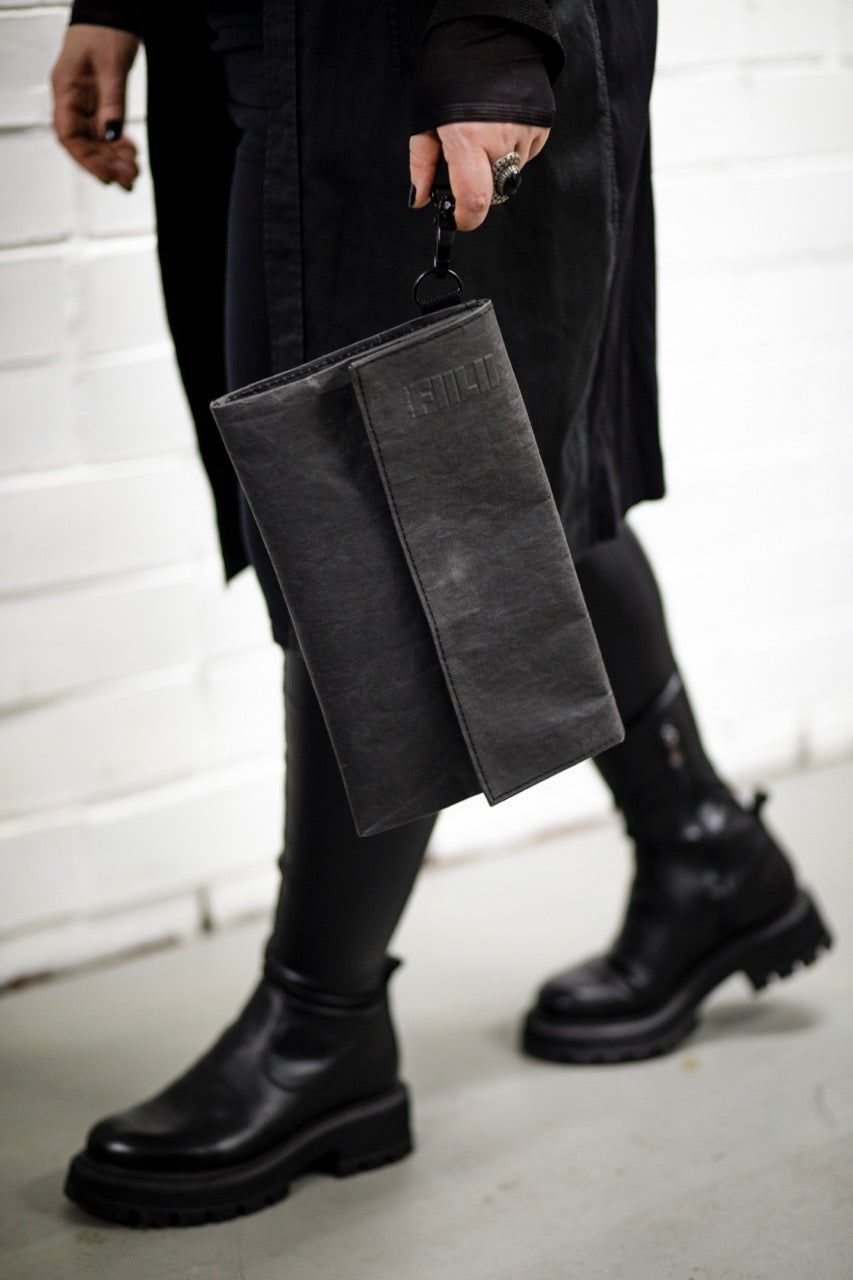 Fiilii design melna clutch somina rokās lencē