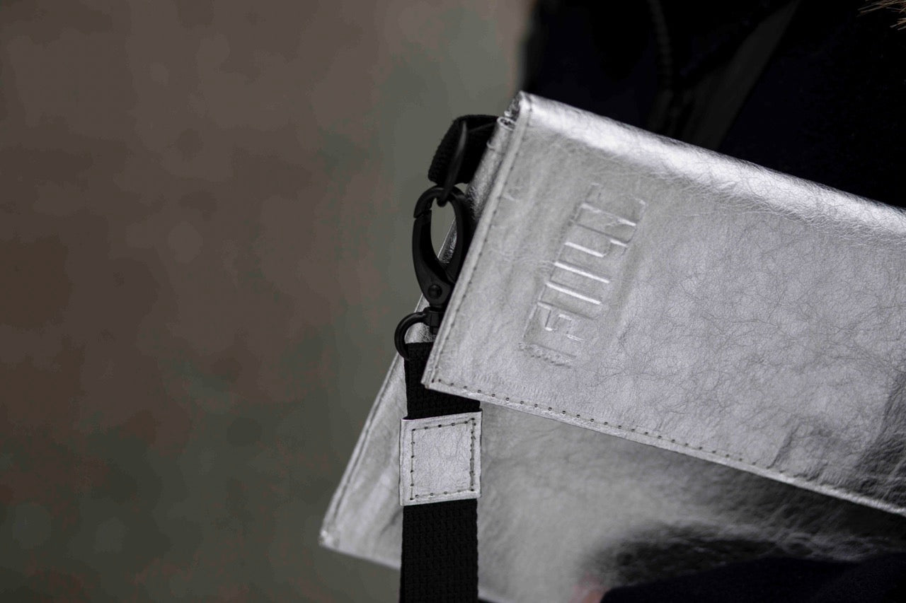Fiilii design sudraba clutch soma logo