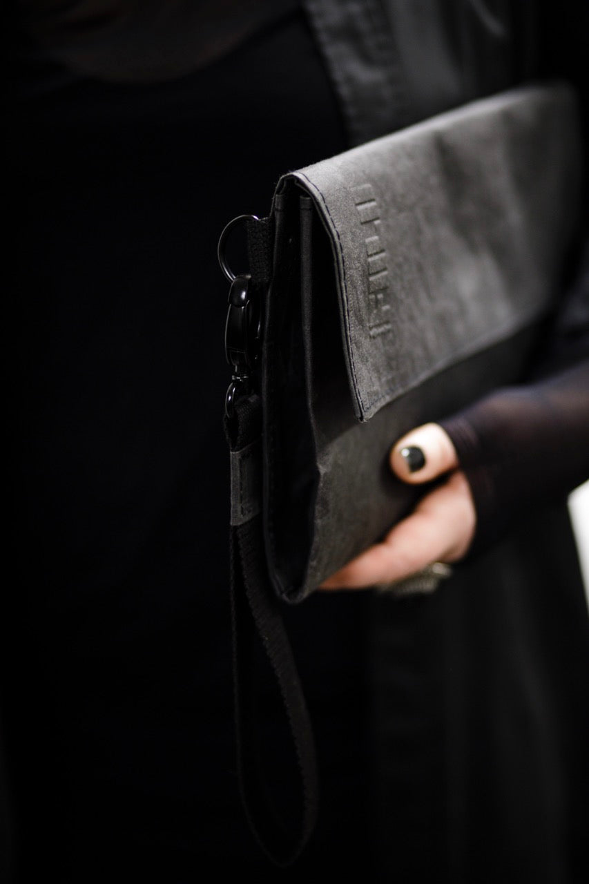 Fiilii design melna clutch somina no sāna rokās