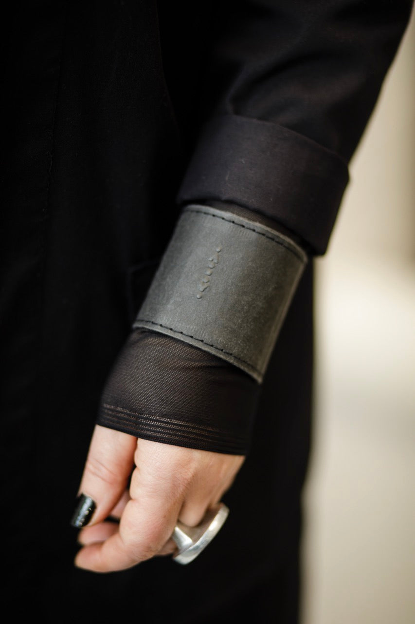 Fiilii accessories melna rokassprādze uz rokas