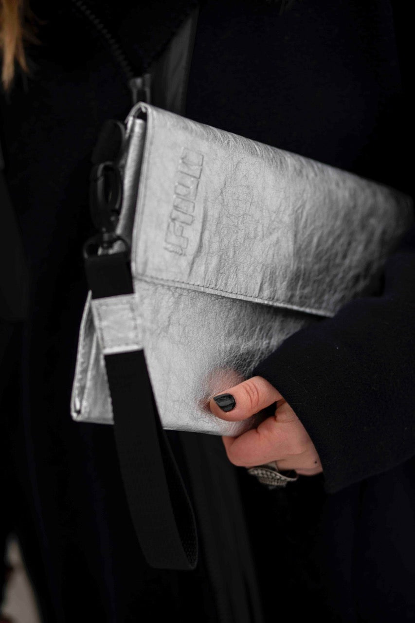 Fiilii sudraba clutch soma rokās no sāna
