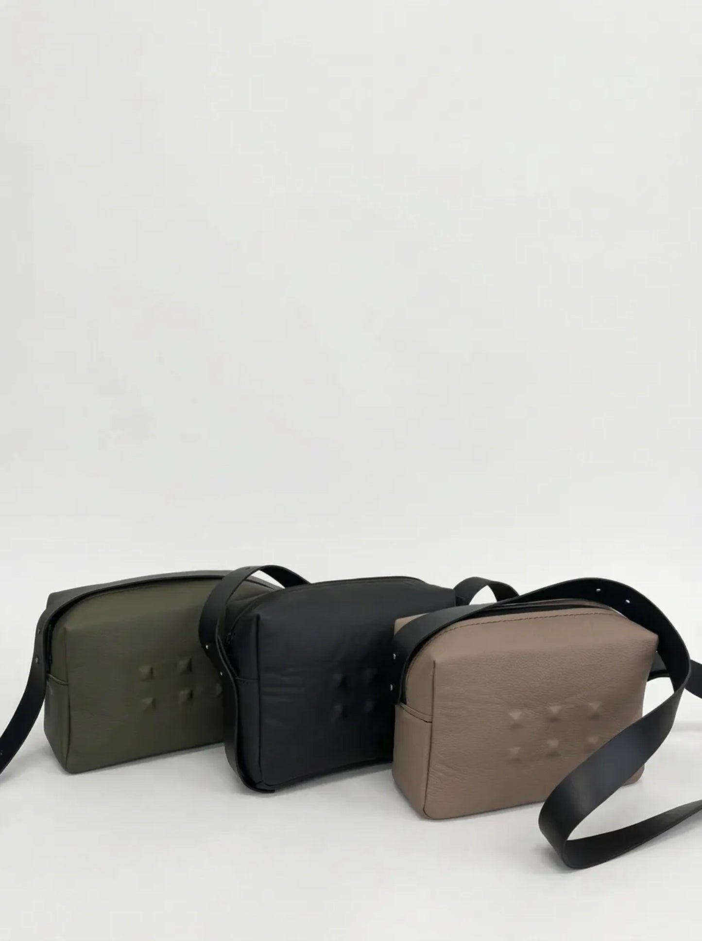 Terra Ash melnas krāsas ādas soma