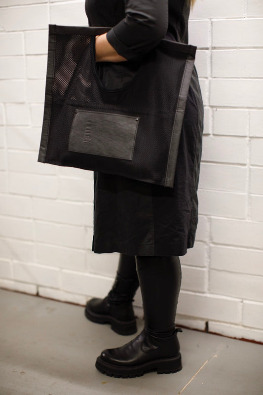 Fiilii kvadrātveida clutch somina rokās 