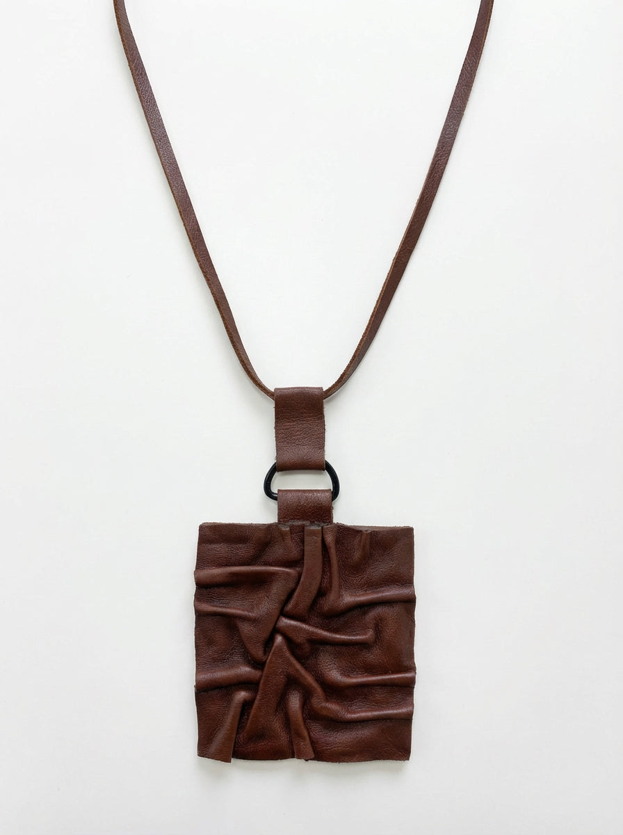 Fold brūna  ādas kaklarota