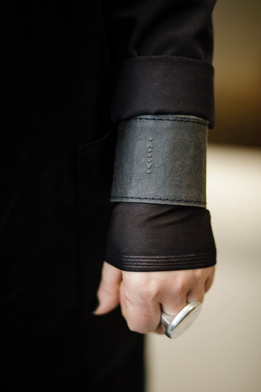 Fiilii accesories melna rokasspradze ar simbolu